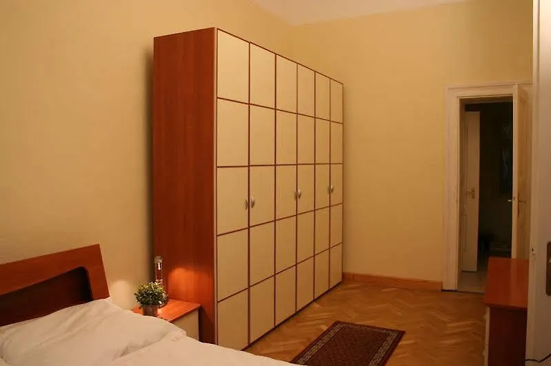 Walking Bed Budapest Downtown Hostel